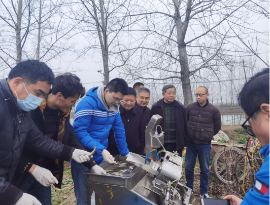 浙江大学研制的鱼类疫苗自动注射机在淮南试验成功